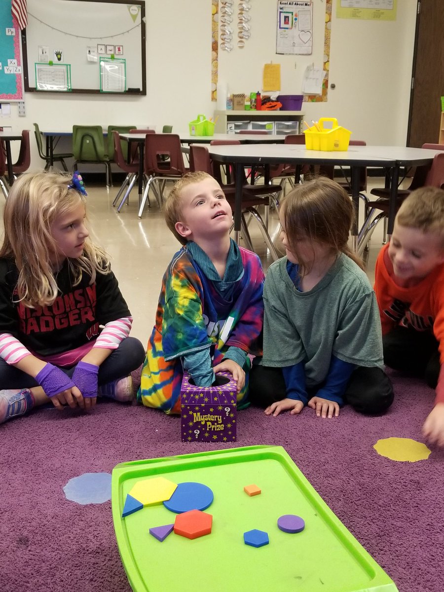 KoeshallKinders's tweet photo. Mystery shapes! #livinglikearenegade #mysterybox #namethatshape https://t.co/ebjXu37x6U