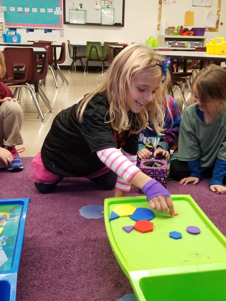 KoeshallKinders's tweet photo. Mystery shapes! #livinglikearenegade #mysterybox #namethatshape https://t.co/ebjXu37x6U