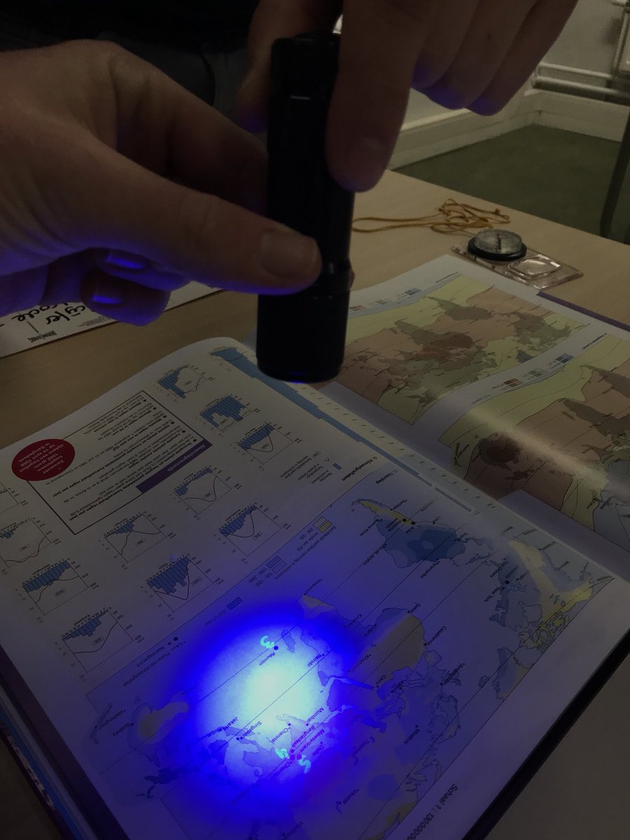 tim_schuring's tweet image. In de laatste les vava1 proberen 1jaars leraar ak @HU_Utrecht te ontsnappen uit het lokaal m.b.v kaart- en atlasvaardigheden @Escape_tC