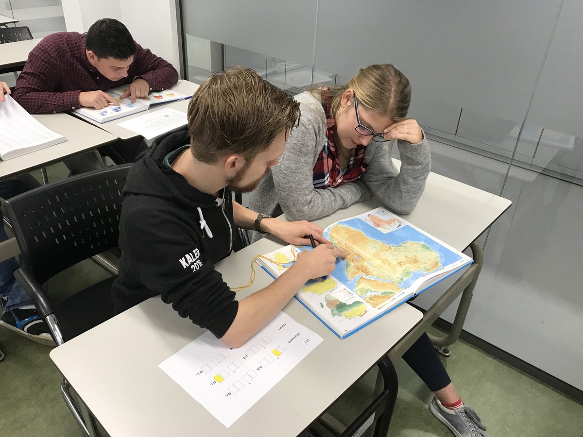 tim_schuring's tweet image. In de laatste les vava1 proberen 1jaars leraar ak @HU_Utrecht te ontsnappen uit het lokaal m.b.v kaart- en atlasvaardigheden @Escape_tC