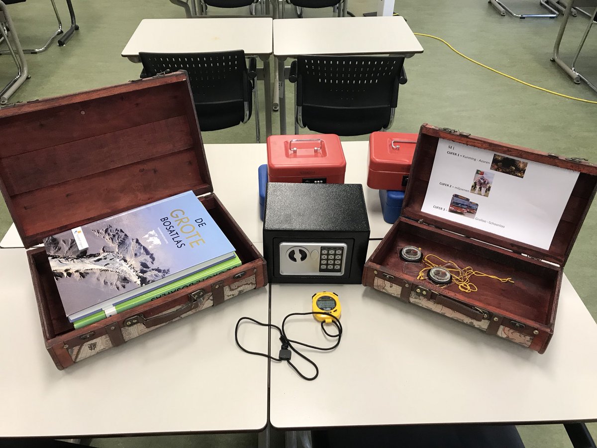 tim_schuring's tweet image. In de laatste les vava1 proberen 1jaars leraar ak @HU_Utrecht te ontsnappen uit het lokaal m.b.v kaart- en atlasvaardigheden @Escape_tC