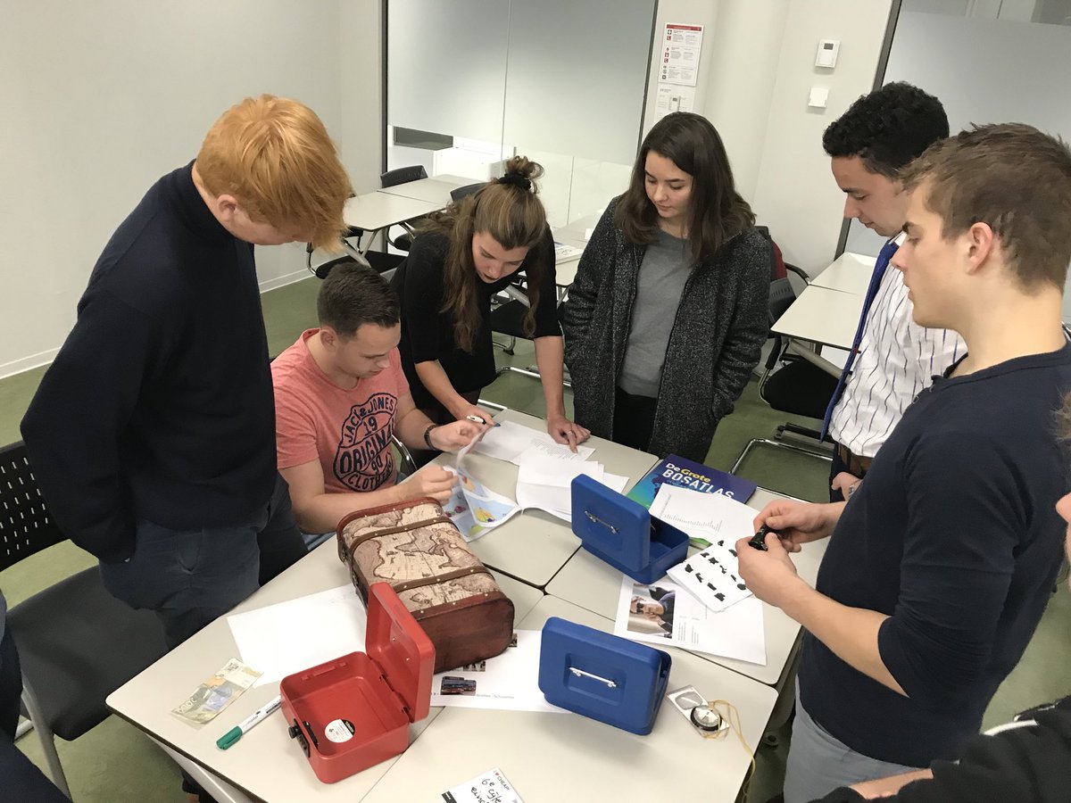 tim_schuring's tweet image. In de laatste les vava1 proberen 1jaars leraar ak @HU_Utrecht te ontsnappen uit het lokaal m.b.v kaart- en atlasvaardigheden @Escape_tC