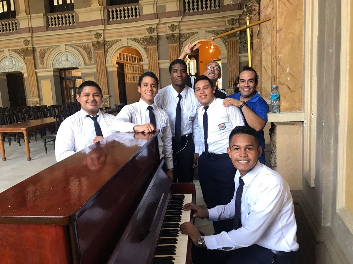 infofunsincopa's tweet photo. La familia De La Guardia Casal le dono un piano vertical a FUNSINCOPA. El piano fue colocado en el Aula Máxima del Instituto Nacional. https://t.co/QyelCpINwn