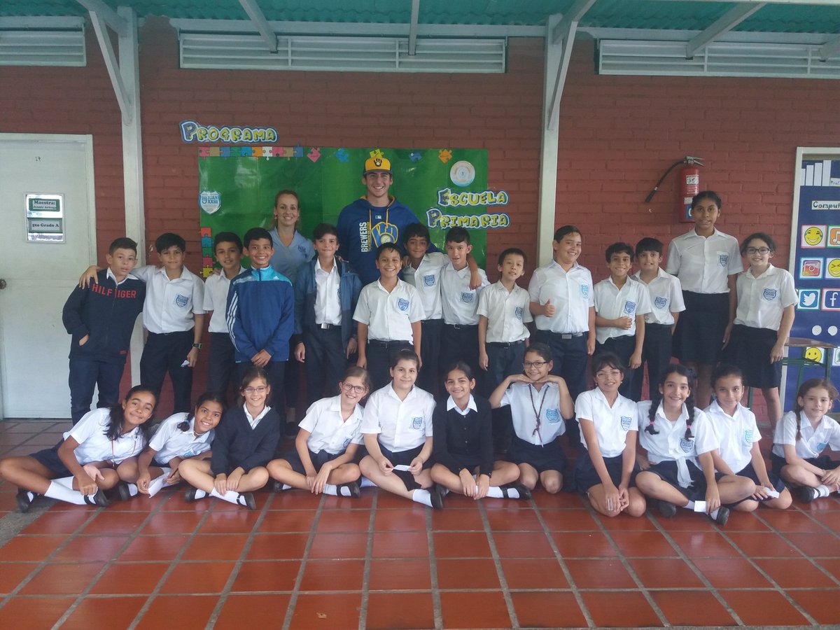 sedejuanito's tweet photo. Felices de recibir la visita de nuestra estrella Michele Vassalotti futuro grandes ligas de Los Cerveceros de Milwaukee @colegiojuan23 https://t.co/n9MpdDrSeU