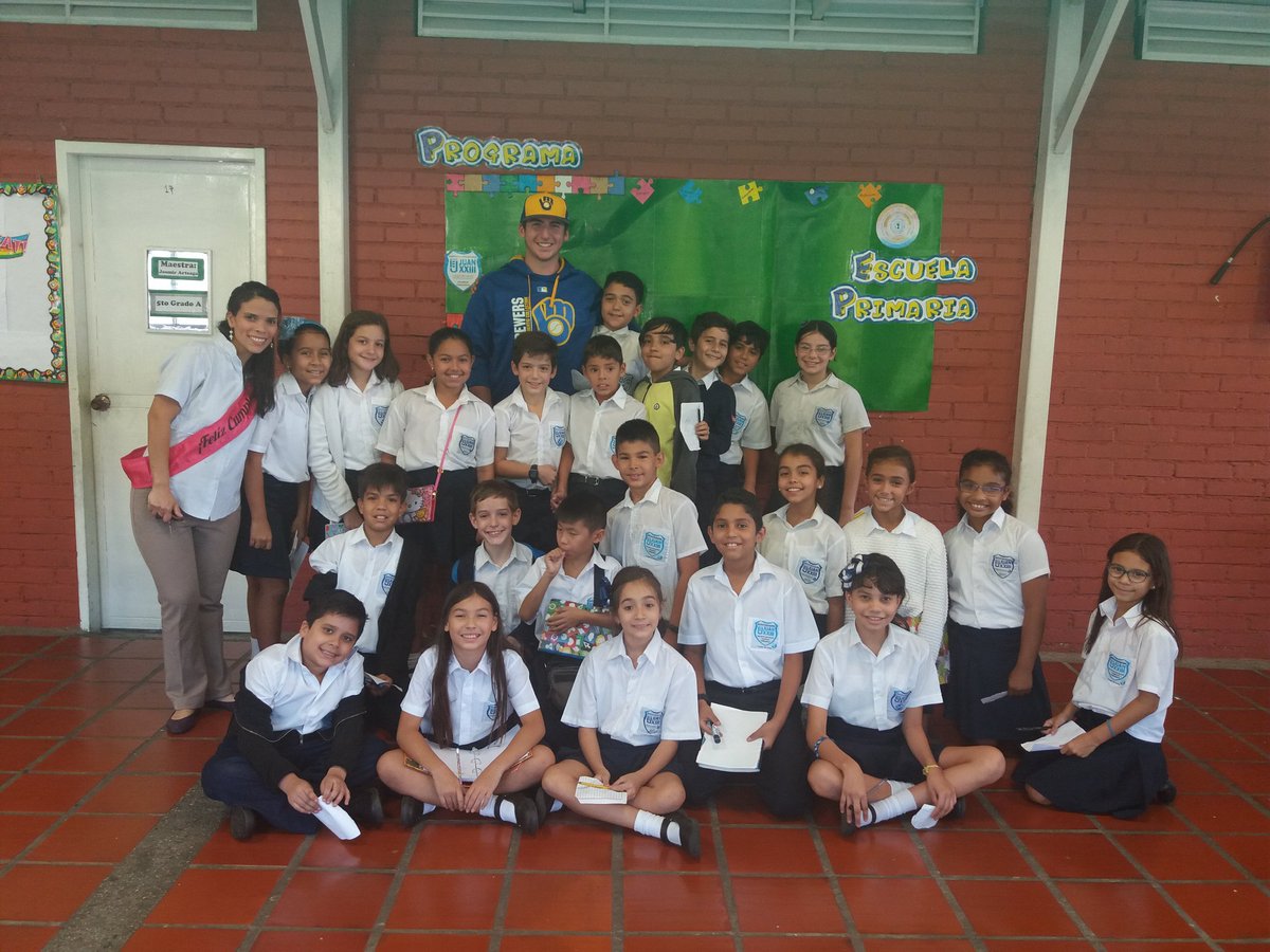 sedejuanito's tweet photo. Felices de recibir la visita de nuestra estrella Michele Vassalotti futuro grandes ligas de Los Cerveceros de Milwaukee @colegiojuan23 https://t.co/n9MpdDrSeU