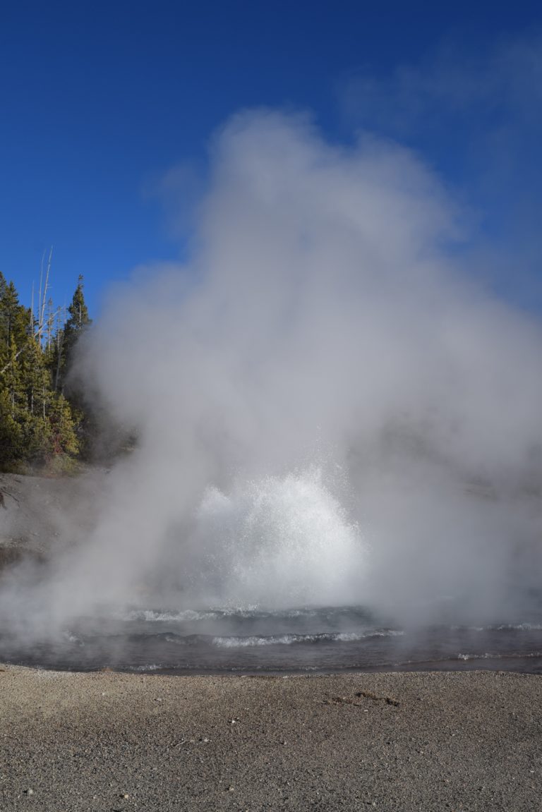 Strange_Sounds's tweet photo. Echinus #Geyser reactivates & erupts in #Yellowstone after its long dormancy #echinus #eruption https://t.co/ZELA5kwCFW via @Strange_Sounds https://t.co/hrgyakM36o