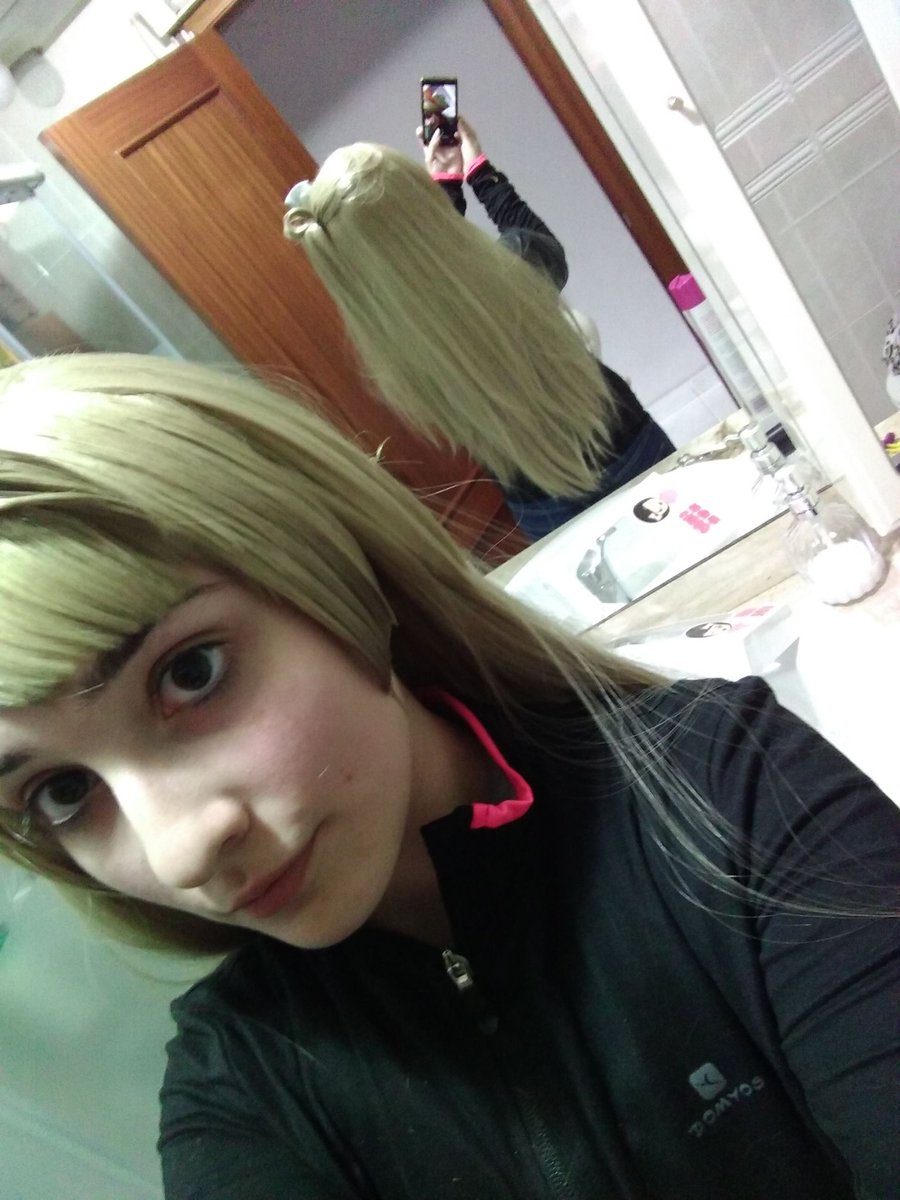 PurpleBlackC's tweet photo. He estilizado ya la peluca y me encanta porque ademas tiene un montonazo de pelo y 💙✨ 

- Kotori 🐦 https://t.co/Ca0jOv5Jdh