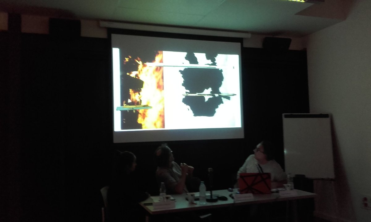 taulapermexic's tweet photo. "Materiales que tienen memoria, el posicionamiento del artistista es ya un ejercicio politico" @TonoCarbajo en Dialogos @susurros_mx https://t.co/2kAe515sih
