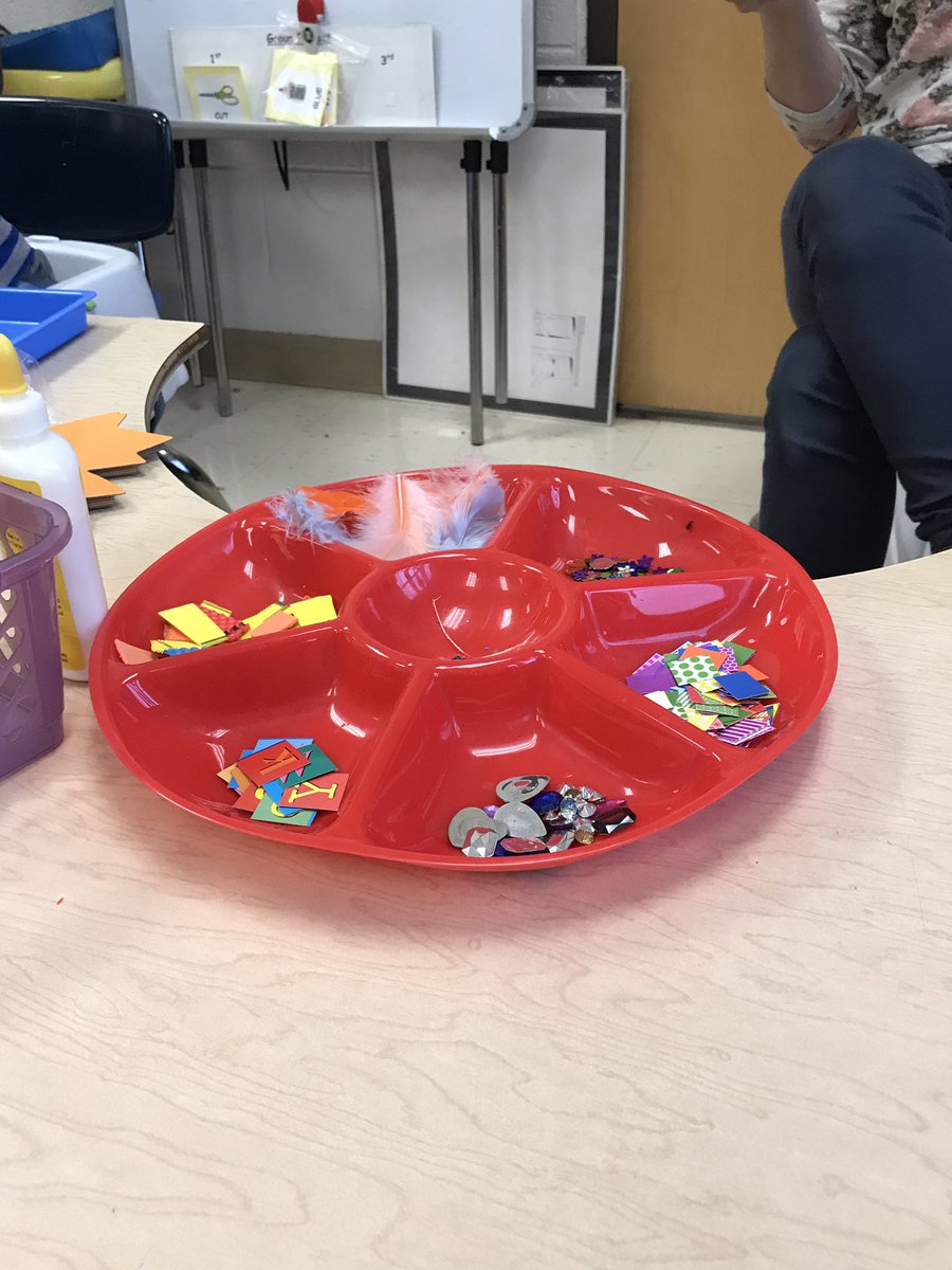 Strengthening our fine motor skills by picking up real leaves and decorating pretend leaves! @Ville_Sup <a href="/TanyaEMcDonald/">Dr. Tanya McDonald</a>  #allin4theville