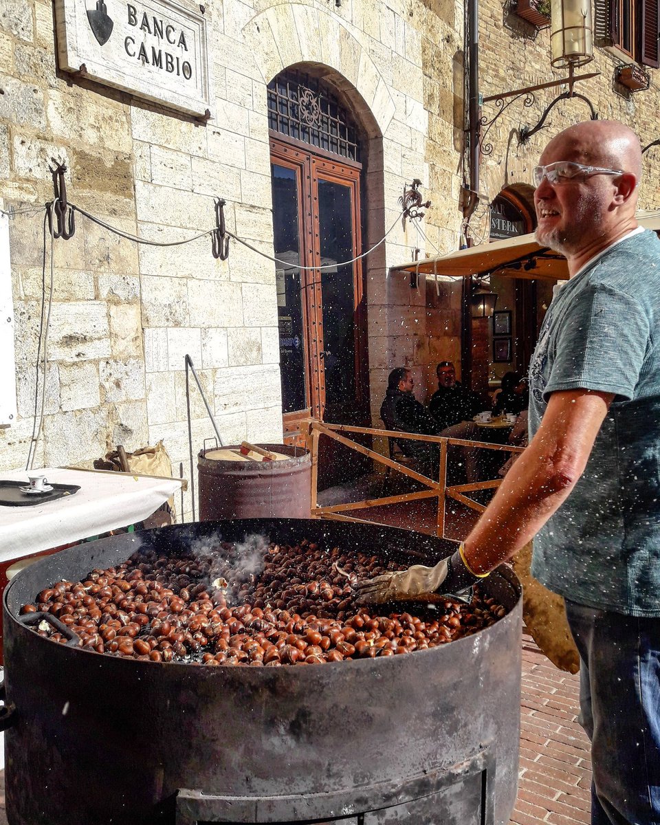 cavalieriSF's tweet photo. Da ieri 1 novembre fino al 10 dicembre, i Cavalieri tornano con  #castagnevinonovo a #sangimignano #vetrinatoscana #sagretoscane #castagne https://t.co/tO7tu7rpu3