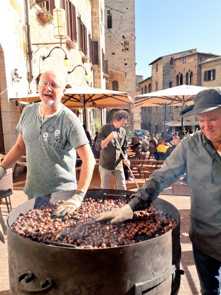 cavalieriSF's tweet photo. Da ieri 1 novembre fino al 10 dicembre, i Cavalieri tornano con  #castagnevinonovo a #sangimignano #vetrinatoscana #sagretoscane #castagne https://t.co/tO7tu7rpu3