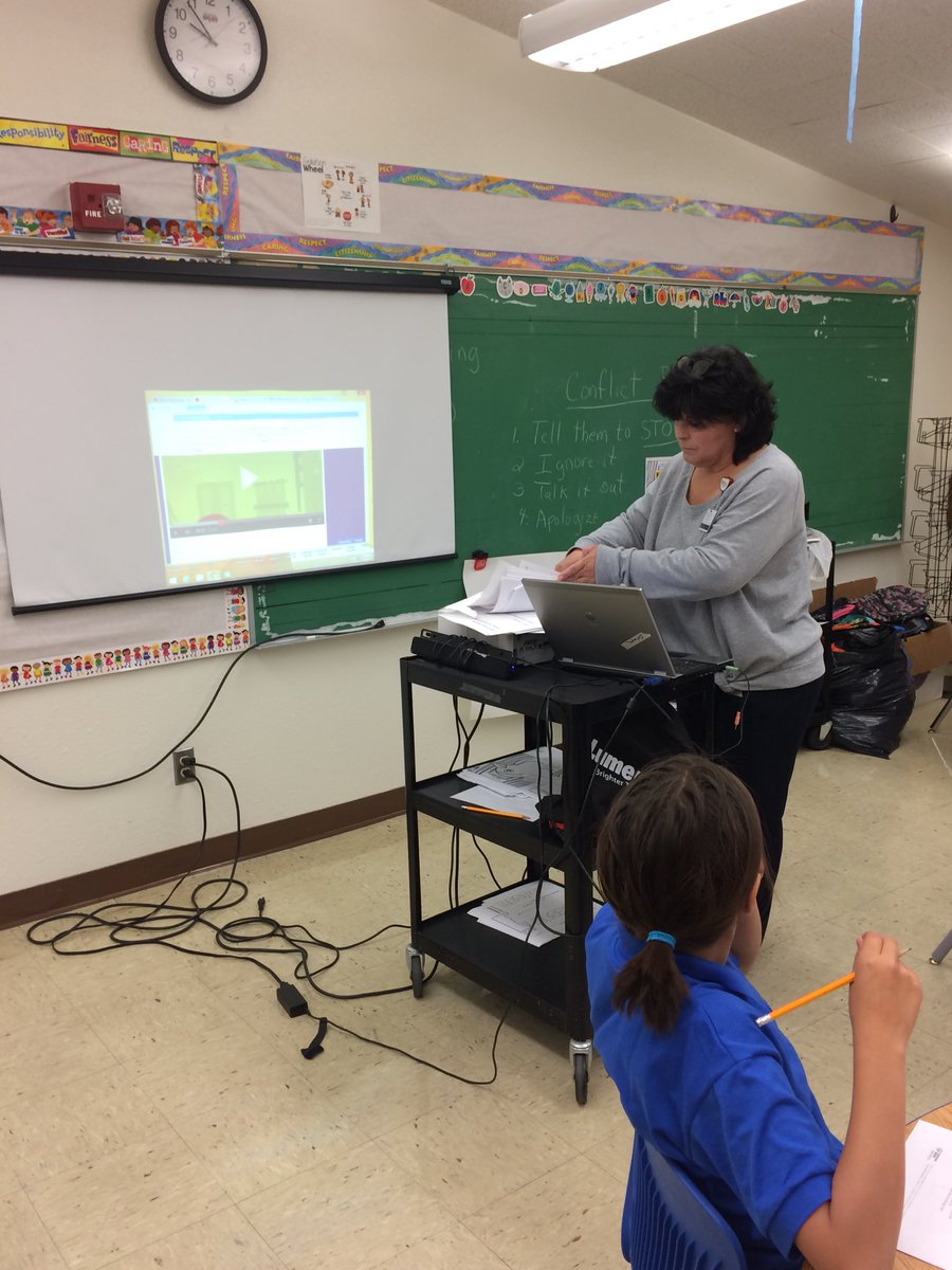 episdleelibrary's tweet photo. Our awesome counselor teaching digital citizenship. #leedigcit #iamepisd #EPISDLibraries https://t.co/Pavcyx6XR3