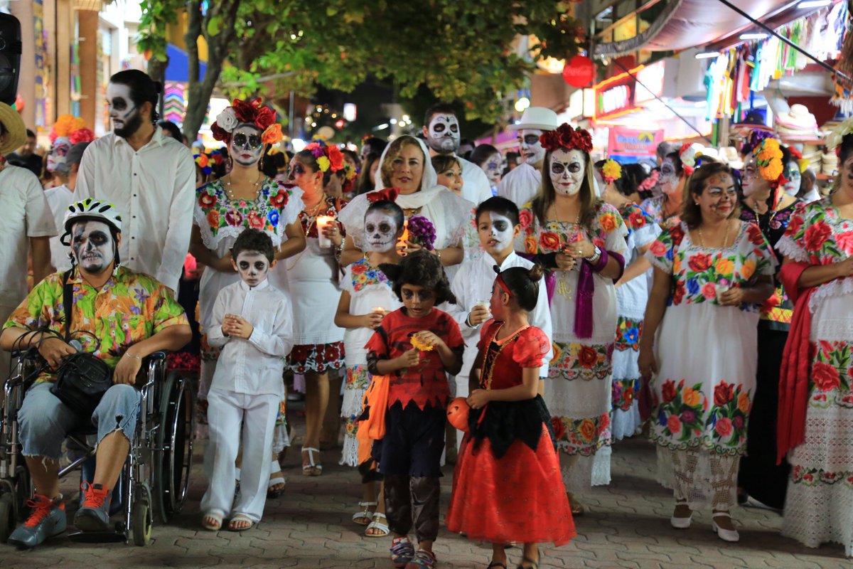 PlayaRiviera's tweet photo. Nuestras tradiciones.🌸💀🌸
📍Quinta Avenida
#DiaDeMuertosMexico https://t.co/vIM5PR5Nu3