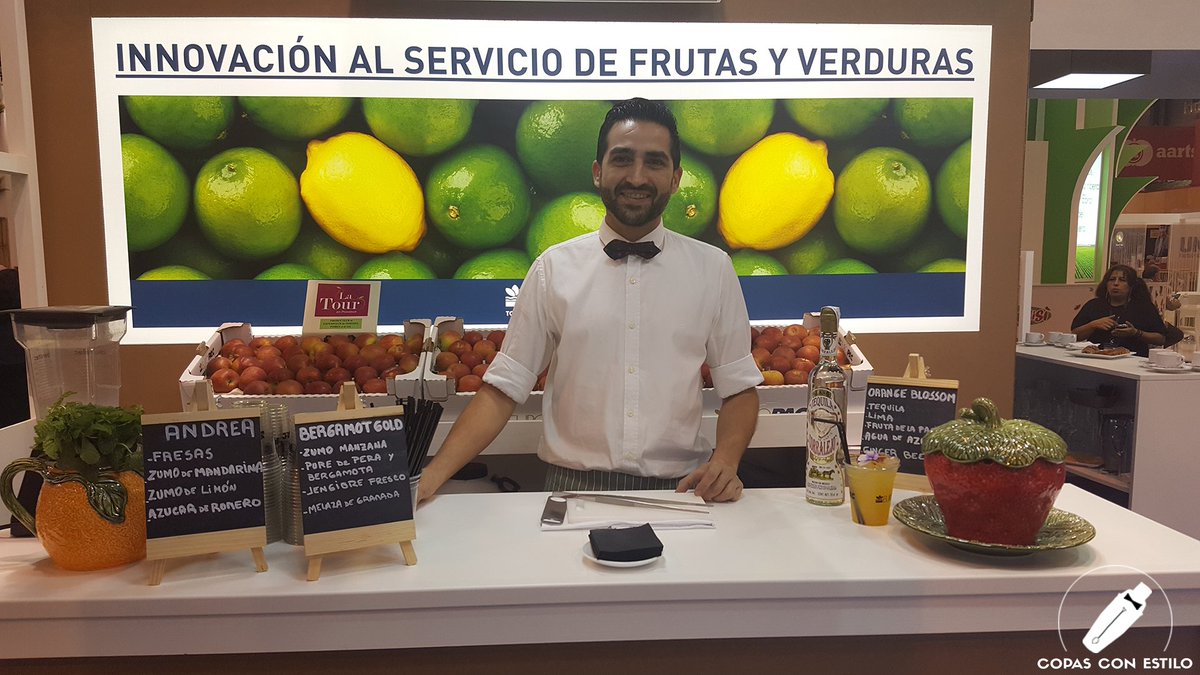 CopasConEstilo's tweet photo. El genial bartender @AdrianSehob, de #SalmonGuru, nos deleitó en @FruitAttraction 2017 con el #cóctel "Orange Blossom"👌🍸#CopasConEstilo https://t.co/p7l3xKCbIC