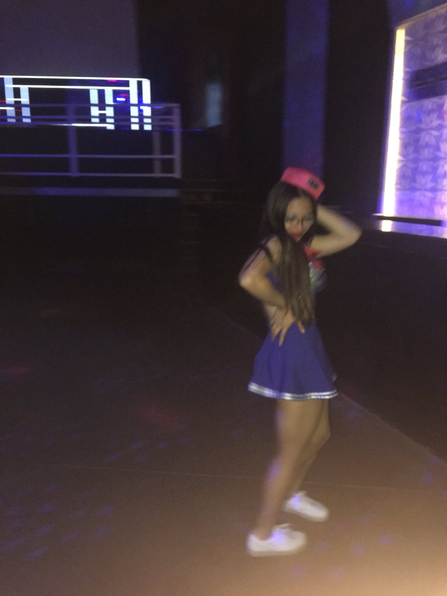 GuadiLopez_'s tweet photo. la mejor noche de mi vida✈️💙👸🏻 #1NSagradoEstallóBelieve https://t.co/KoAupN8PRC