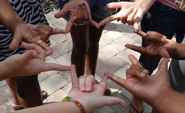 Cudoo_LMS's tweet photo. Hanging Out With Deaf Friends - Dos and Don'ts https://t.co/AiwITPbW5w by @cudooville
#ASL #Learn2Sign https://t.co/Mnf5zuMJ8b