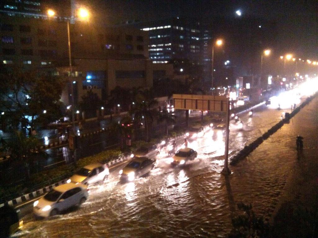 TheViralWoods's tweet photo. #RadioCityChennai
Full Traffic on Taramani Road. Please Avoid - #ChennaiFloodTrap #ChennaiRains #Chennai #Flood2.0? https://t.co/rP4olS1o7F