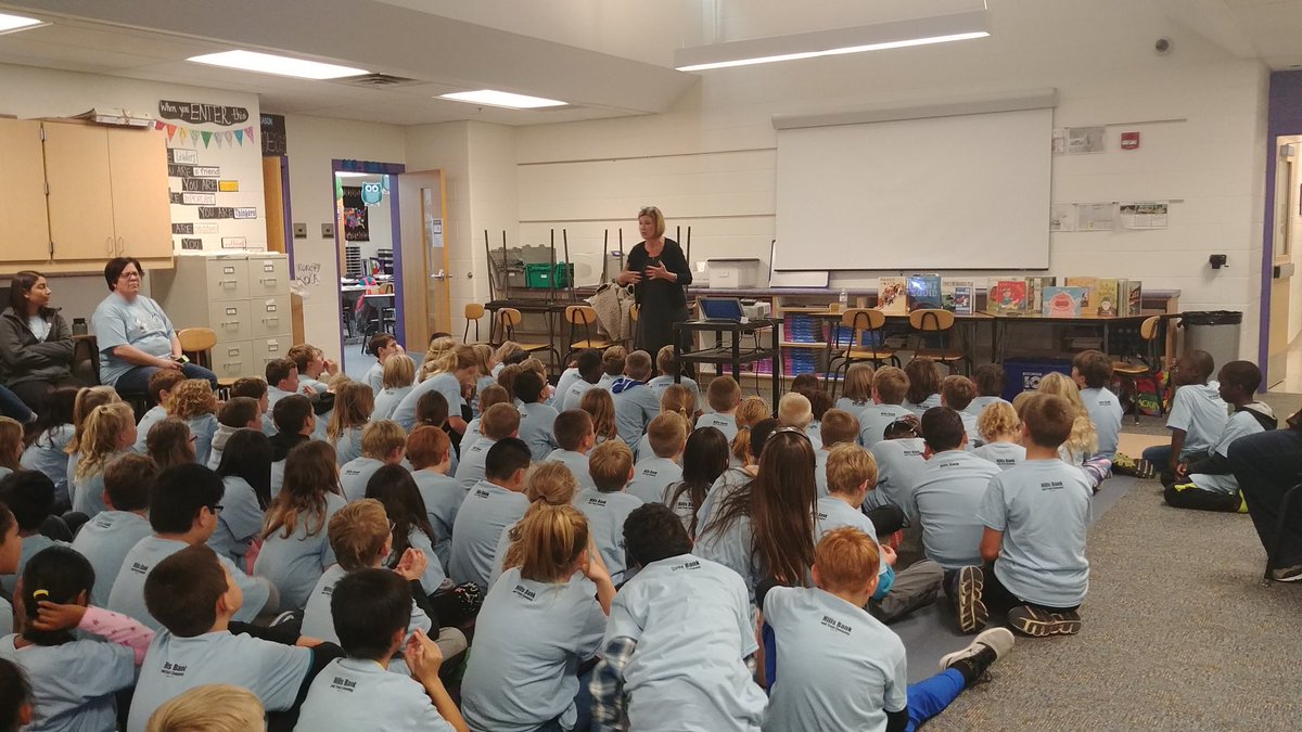 JenniferJeffr11's tweet photo. 3rd &amp; 4th grade learning about the writing process with visiting author, Candace Fleming. @VanAllen_ICCSD #vanallenpride https://t.co/zNHPdFyGll