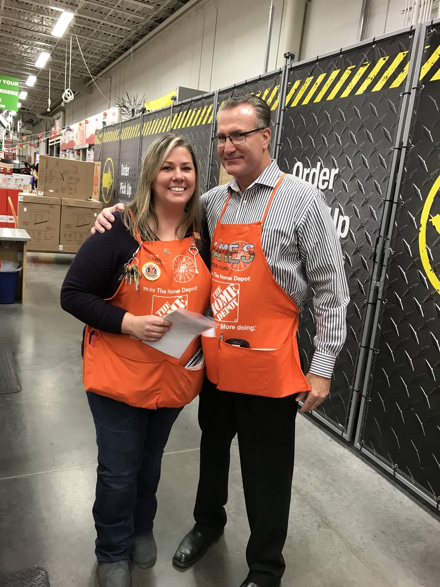 HDWRHRD_MA's tweet photo. Jim exploring holiday event execution and staffing readiness during his EP Walk in the Northern Plains! @barnes2_jim @JWelchTHD @DaveRebtoy https://t.co/R8mHnsEmoP