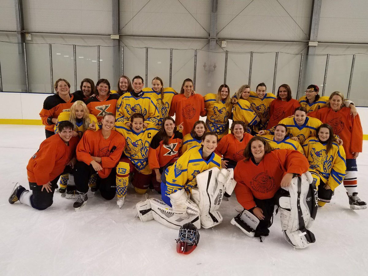 global_at_heart's tweet photo. Hockey diplomacy: Chicago X-Factor and HC Roudnice nad Labem; Czech Republic,  Sept 2017 #WomensMovementNeverStops https://t.co/dF3HZ7dBWl