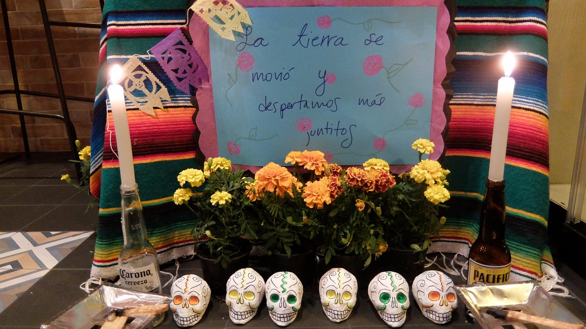 namnamBCN's tweet photo. #Ofrendademuertos para @elgallodeorobcn, hasta el domingo. Los #altaresdemuertos invaden #Barcelona este año #ÑamÑam https://t.co/7qLbdpiIzG https://t.co/bnjr6fz6Uu