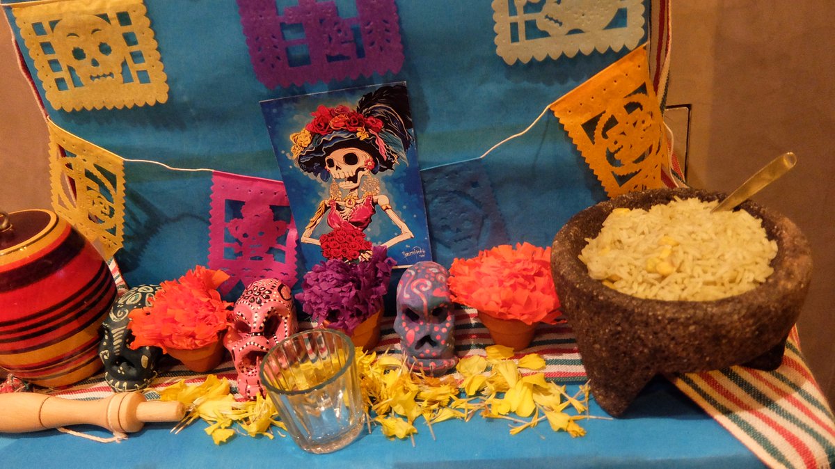 namnamBCN's tweet photo. #Ofrendademuertos para @elgallodeorobcn, hasta el domingo. Los #altaresdemuertos invaden #Barcelona este año #ÑamÑam https://t.co/7qLbdpiIzG https://t.co/bnjr6fz6Uu
