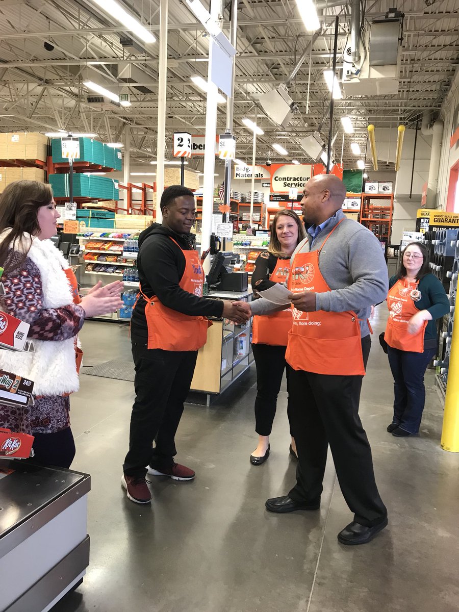 HDWRHRD_MA's tweet photo. Neri coaching the team on MyView &amp; recognizing Todd and Sue during his EP Walk in Northern Plains! @NeriWilliams @DaveRebtoy @JWelchTHD https://t.co/XifonnUtYC