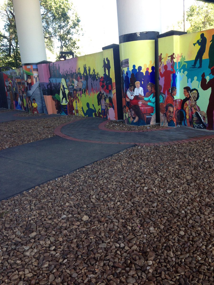 becs428's tweet photo. Hay muchos murales por todo Nashville #arte301 https://t.co/G8NLoPjcDO