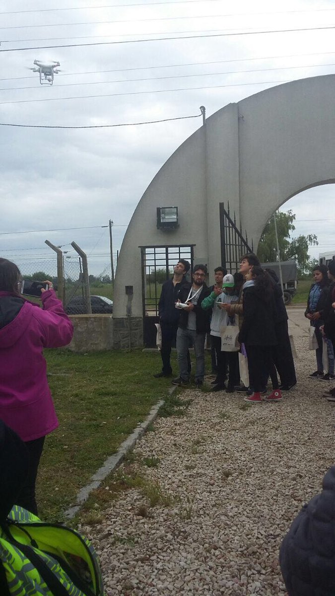 CienciaPBA's tweet photo. Estudiantes secundarios marplatenses visitaron el #ClubSocialdeInnovación de #Balcarce @JElustondo. Leé más en 👉https://t.co/wwfOcx0Gzv https://t.co/oHJpQWqCTQ