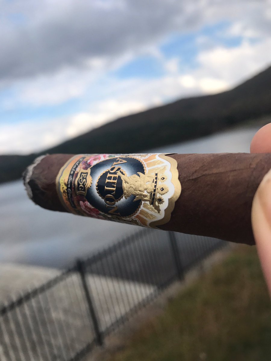 kladyleaf's tweet photo. #challengeyourpalate #nowsmoking #ashtonesg @Ashtoncigar #cigar #treatyourself #beautifulday #autumn https://t.co/48QOvPXXiy
