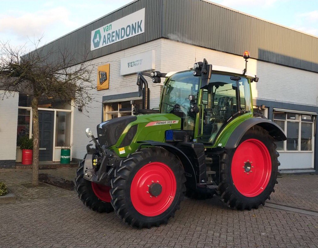 AbemecFlevoland's tweet photo. Vandaag mochten we opnieuw een mooie nieuwe @Fendt_nl afleveren compleet met gps van @RavenEurope en wielen van @bevribanden #maatwerk👍🏻👌🏻 https://t.co/b2kD94lwtW