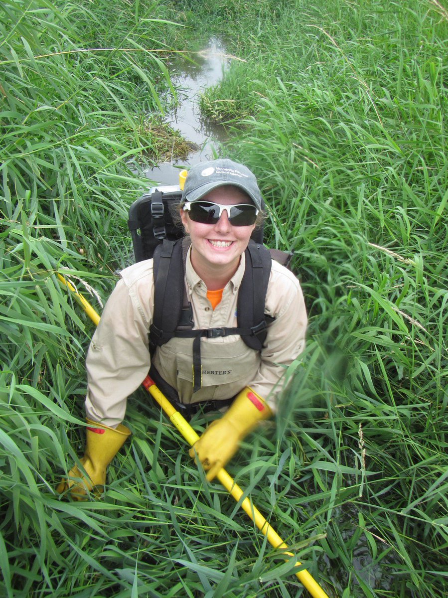 MnPCA's tweet photo. Here's a shot of 2017 MPCA intern Jenna Barlow electroshocking for minnows! Part of checking MN waters for aquatic ecosystem health: https://t.co/33X50idru5