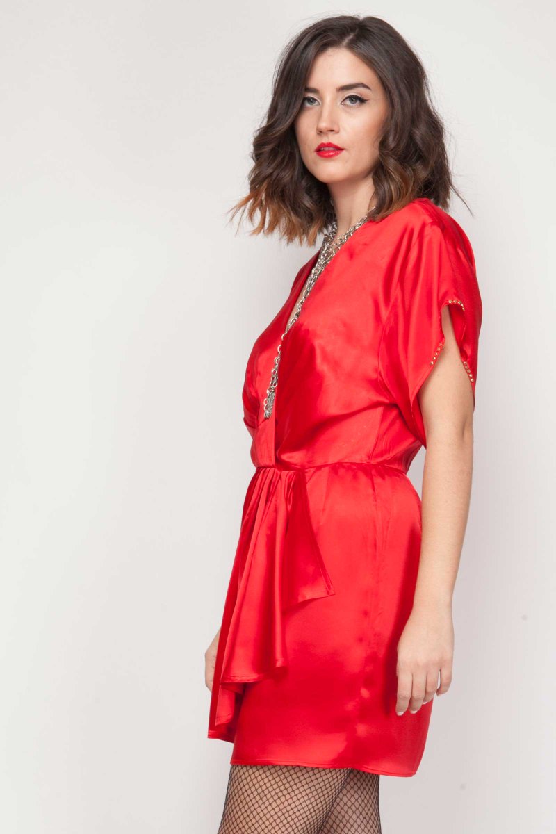 Do you need a reason to wear #red? This striking silk #vintage dress is a darling solovesvintage.com/collections/dr…