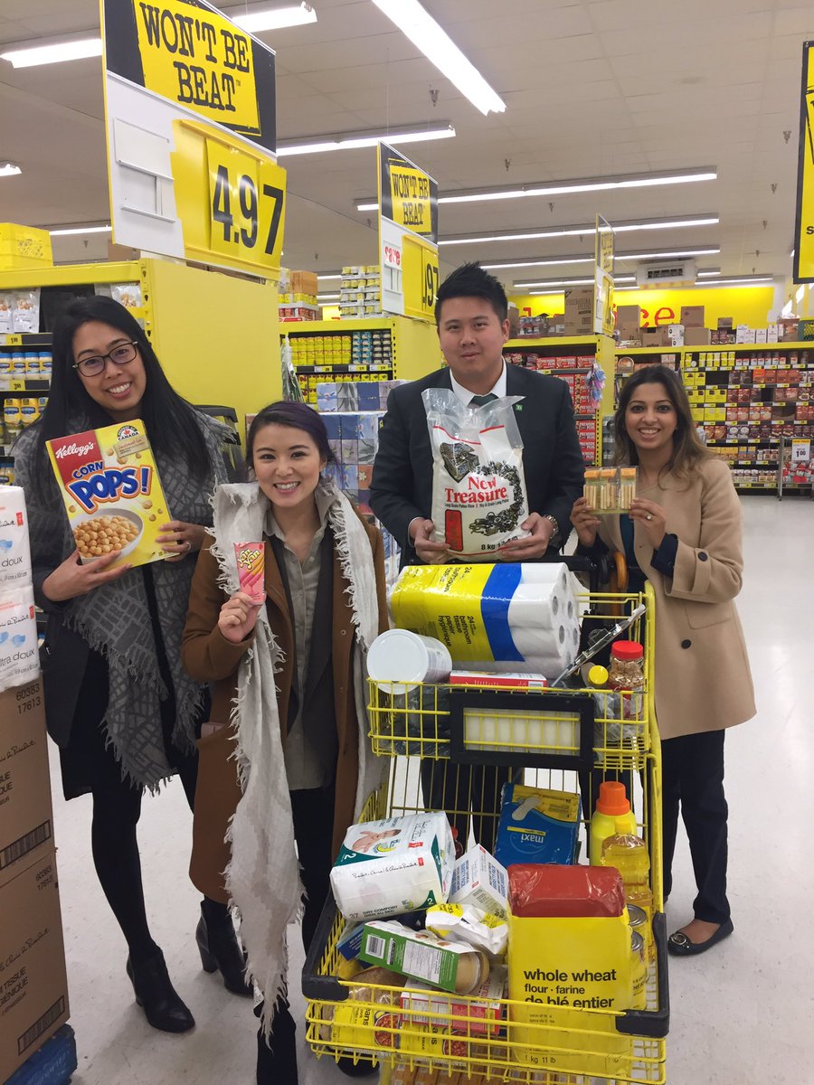 RayhannahKhera's tweet photo. #PACVISMIN completing their grocery shop donations to @UWLM #PACGivesBack @MauroManzi_TD @GurjivChahil_TD @HSandhu86 @sonesh_mistry https://t.co/dLzDMHgAic