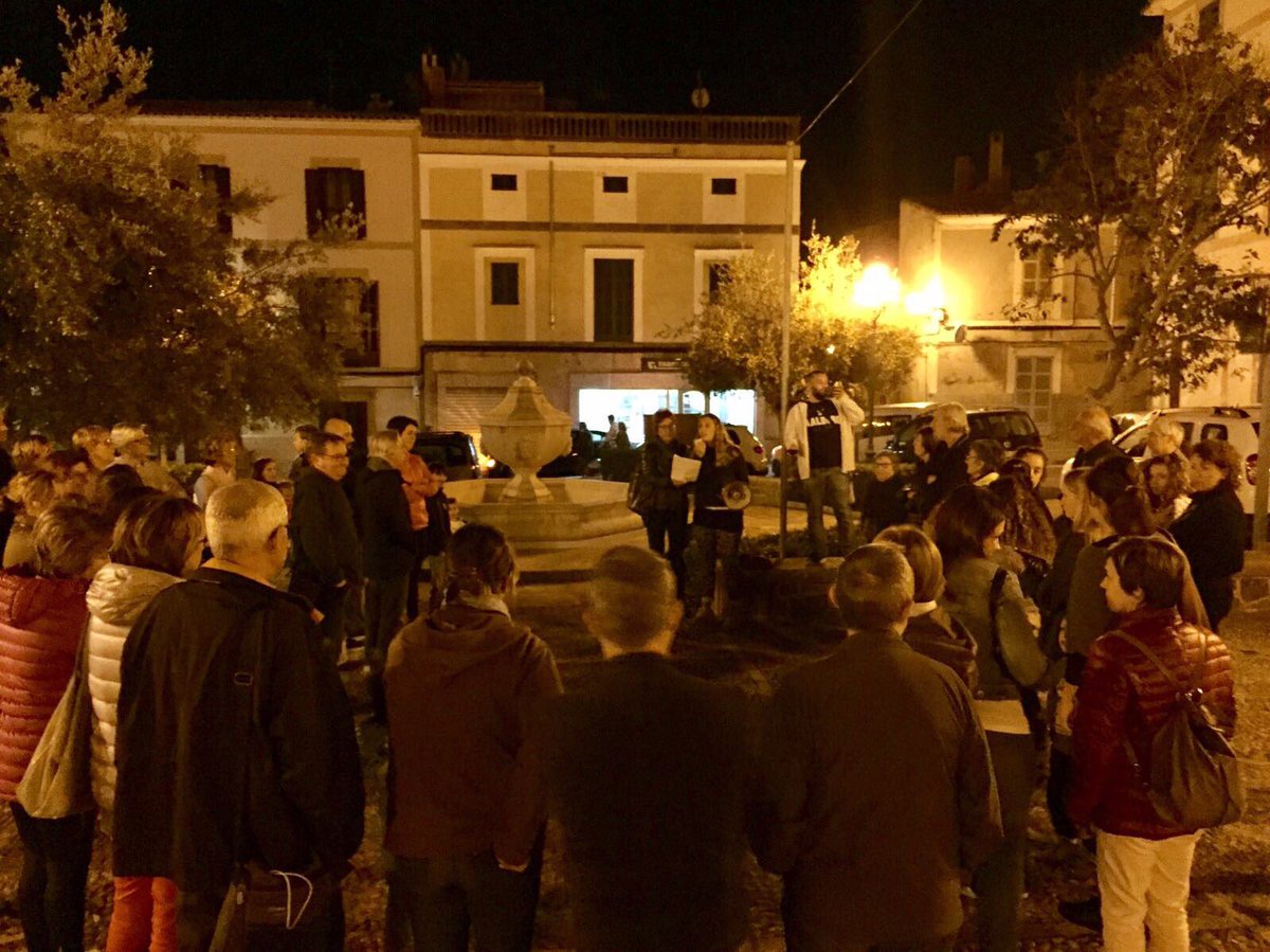 ArtaOcb's tweet photo. Un centenar d’artanencs denunciam l’empresonament del govern legítim de la Generalitat i exigim #LlibertatPresosPolitics https://t.co/xzrXHzvkh7