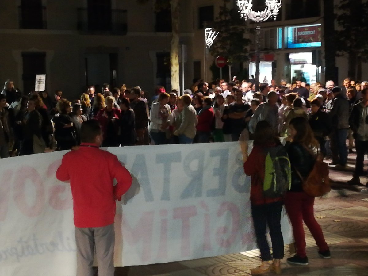 entitatger's tweet photo. Manifestació a Ribes demanant la llibertat dels presos i preses polítiques catalanes #Llibertatpresospolitics i en defensa de la República https://t.co/35IZQBFbiE