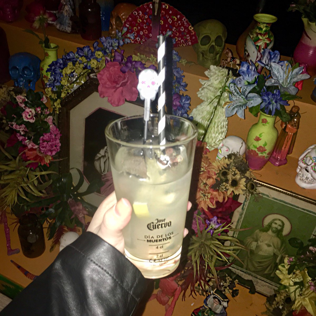 whatgemdoes's tweet photo. Happy #DayoftheDead. Currently celebrating with @JoseCuervoIRL #cuervoirl https://t.co/80uPUJxZ1m