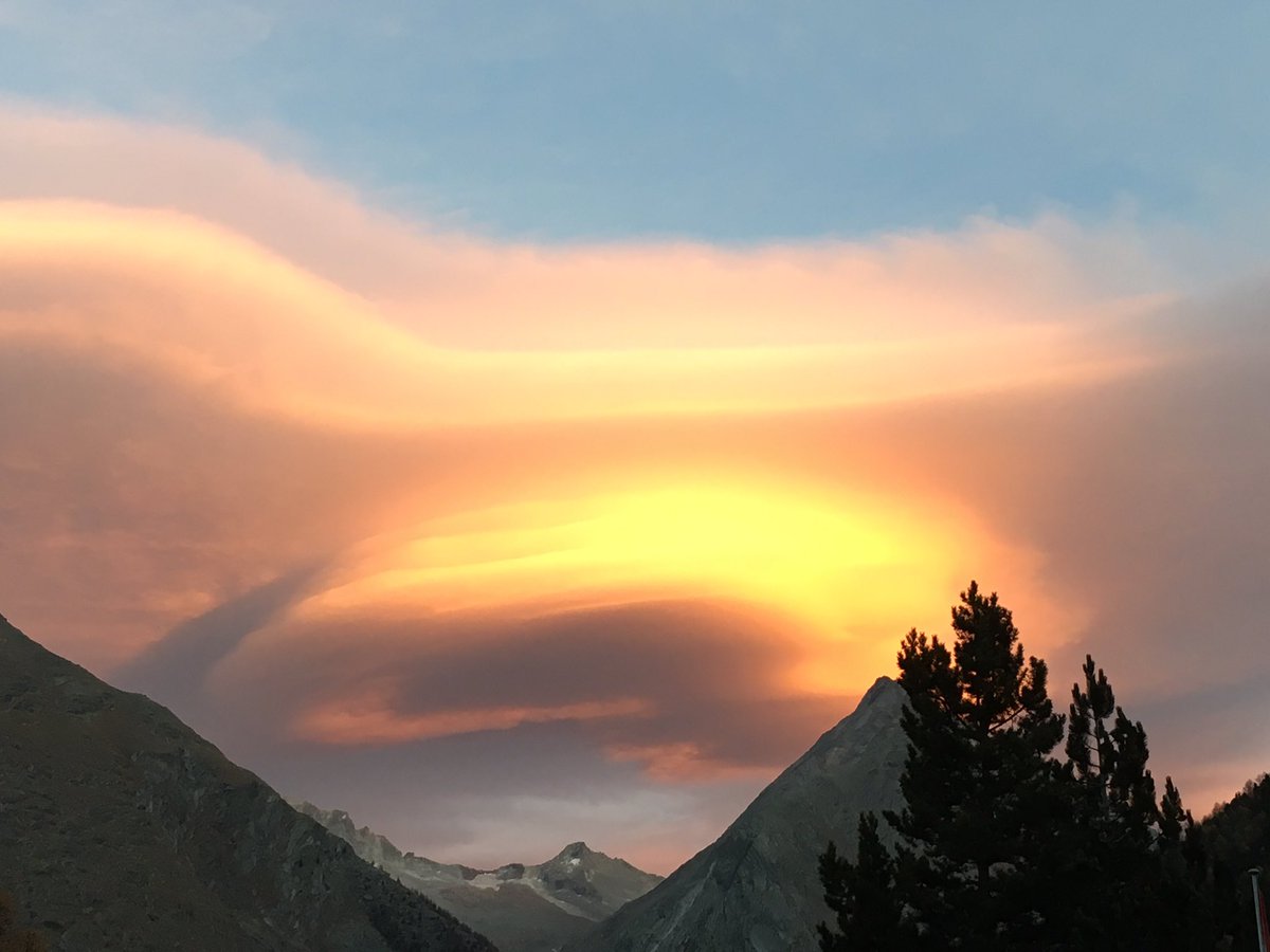 Pascal_Schaer's tweet photo. #Sonnenuntergang #SaasFee @srfmeteo https://t.co/D1gOpnsvvT