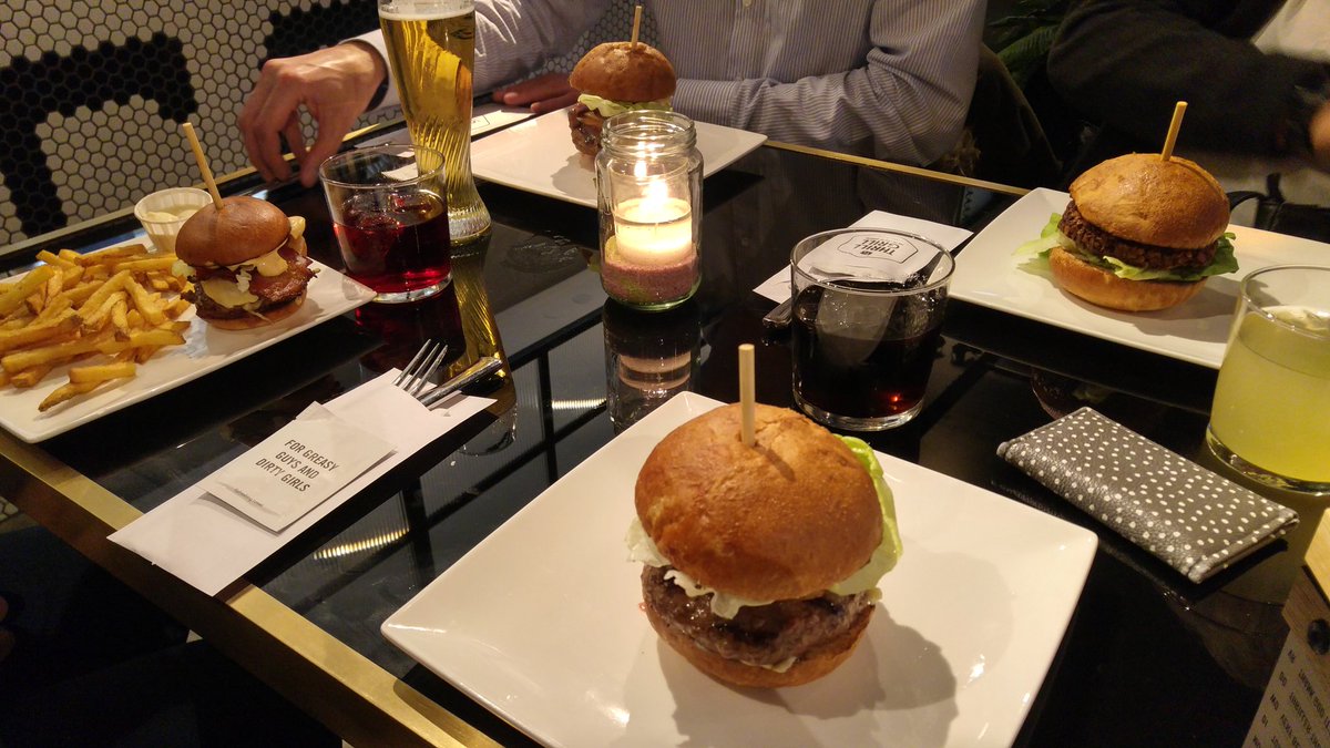 SaskiaPanterSch's tweet photo. Wat hebben wij genoten van de overheerlijke gratis burgers bij de @ThrillGrill Tilburg vandaag. Superaktie! Dank je wel...😍😃👍🍔 https://t.co/szHxrHgIGc