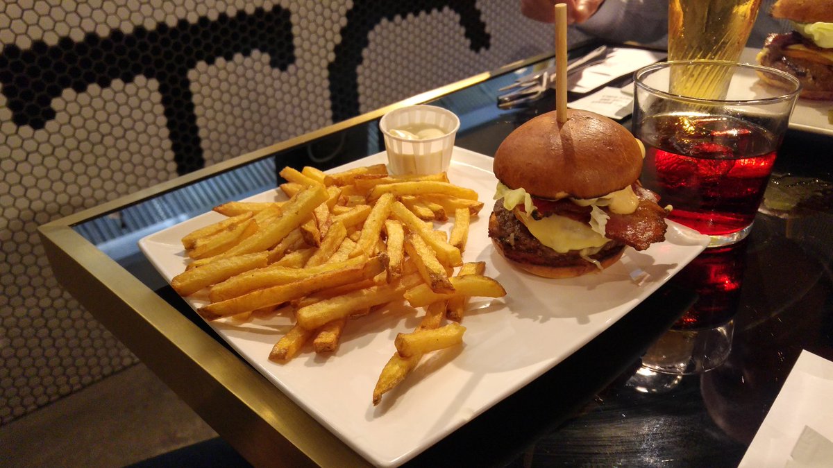 Wat hebben wij genoten van de overheerlijke gratis burgers bij de <a href="/ThrillGrill/">Thrill Grill</a> Tilburg vandaag. Superaktie! Dank je wel...😍😃👍🍔