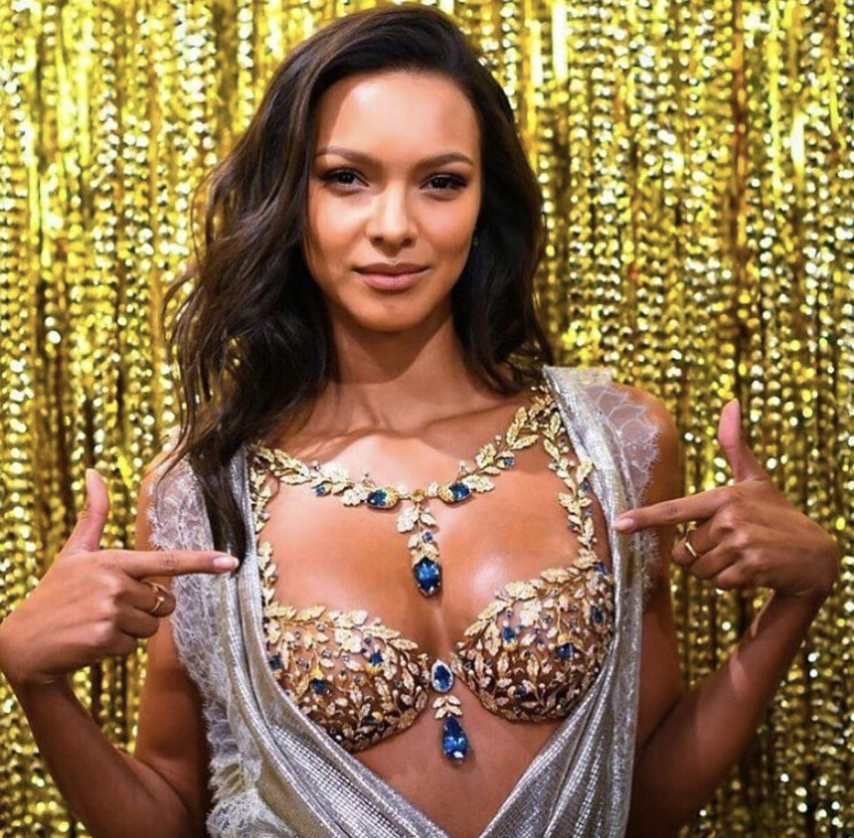valaninyc's tweet photo. Wearing our Hexa Ring and Arris Sapphire Drop Earrings- Congrats to @Lalaribeiro16 ! #VSFantasyBra 
Shop Sapphire: https://t.co/207nQXXjuj https://t.co/Y2ertJZhdx