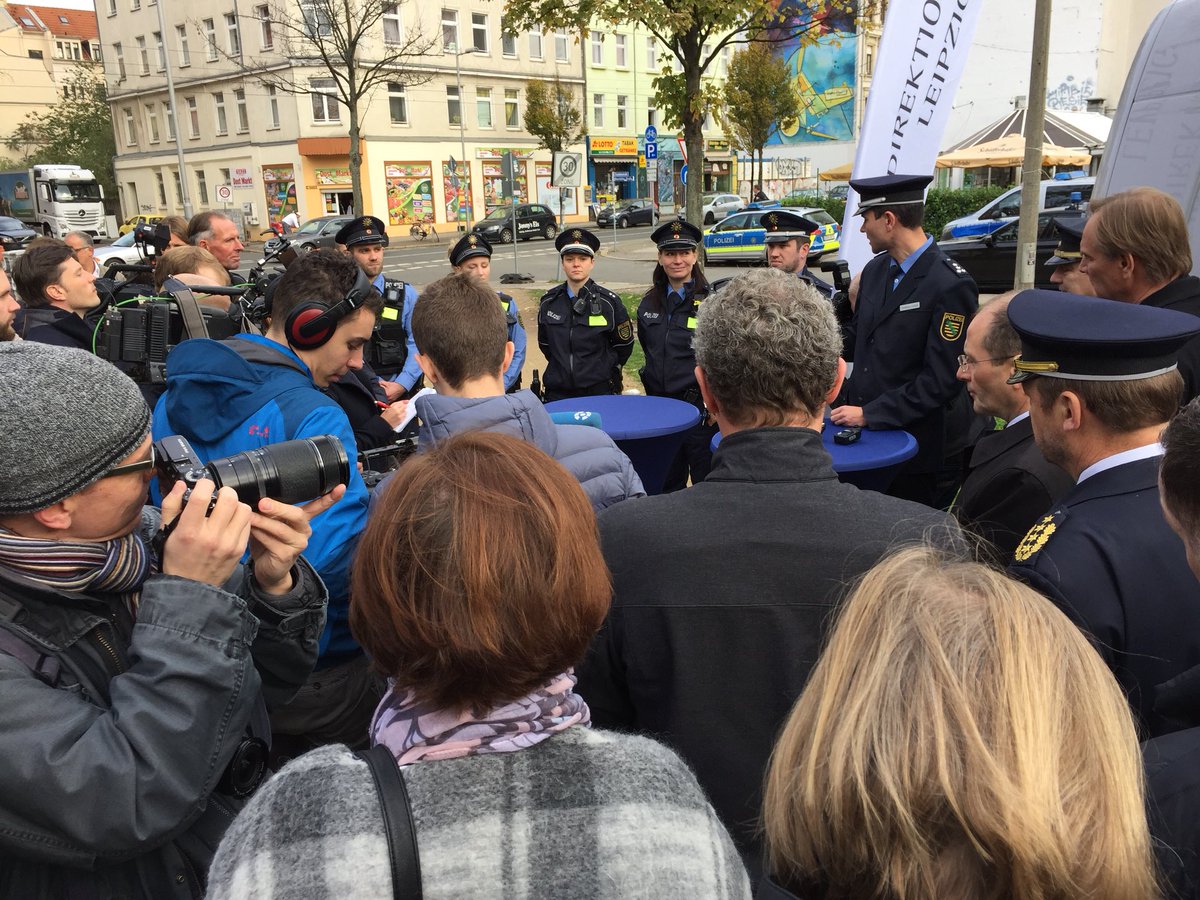 NoFutureAnarchy's tweet photo. Die #Eisenbahnstraße in Leipzig am kulturellen Höhepunkt des Jahres, von der #Gefahrenzone direkt zur #Waffelverbotszone #dankeafd #suchsen https://t.co/IOSZIXcTao