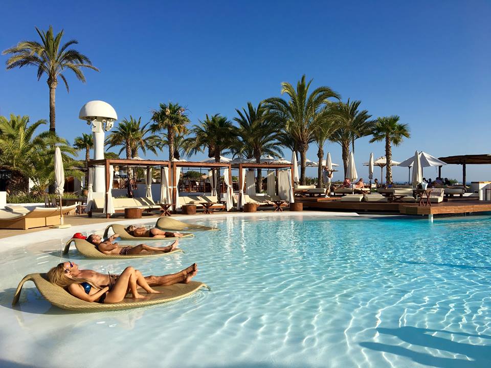 Who would rather be relaxing here than stuck in the southern California #rain?

#vacation #relaxing #swimmingpool