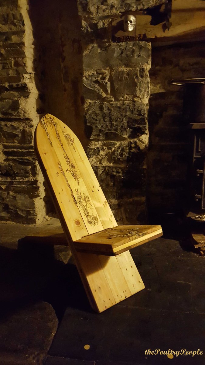 iRecyclart's tweet image. Viking Chair With Lichtenberg Figure Filled With Glow In The Dark Resin! : bit.ly/2lIfGMF - #PalletChair