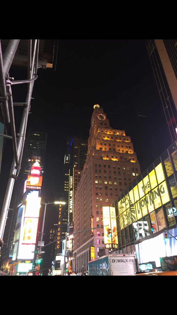 ja2cook's tweet photo. #tbt one year ago.
Popped up from the subway and saw this beautiful amazing awesome, city 😍
#NYC
#takemeback
#iwillgoagain https://t.co/eCiw4XPcDH