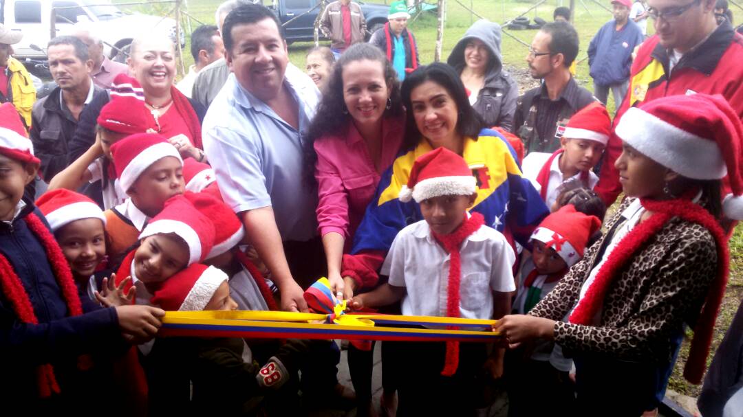 CDCETachira's tweet photo. Estudiantes de la escuela bolivariana la meseta del NER 108 del municipio libertad en Tàchira ya cuenta con nuevas instalaciones . https://t.co/j77HxAzjWa