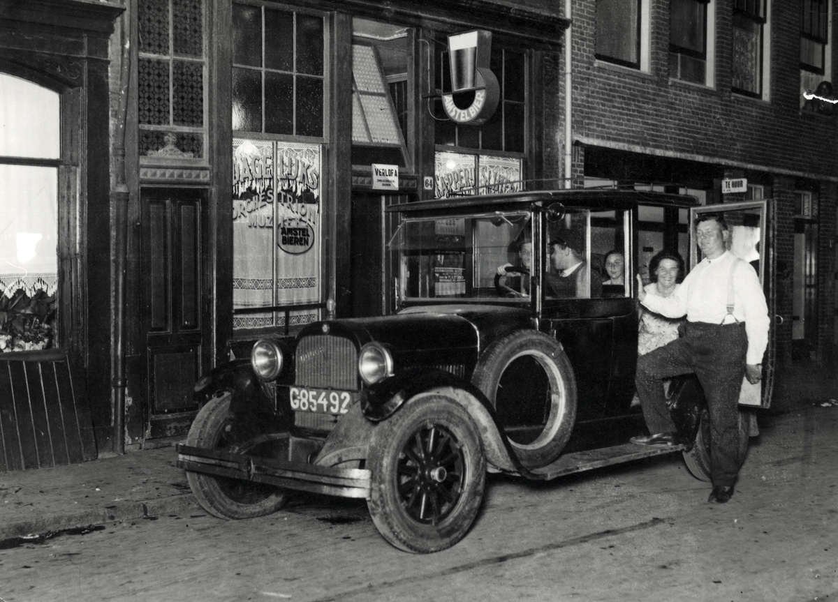 AmsterdamKunst's tweet photo. Een 'snorder' (taxi) levert een 'vrachtje' af 's avonds in de Jordaan. #Amsterdam, 1932. © Spaarnestad Photo #taxi #snorder #toenookal...... https://t.co/NvRwJJIy5H