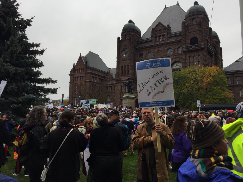moore_siobhan's tweet photo. Rousing rally at QP today for #CollegeStrike #StandwithFaculty #OPSEU562 #Students4Faculty #WalkForStudents https://t.co/lSwsLsLCsr