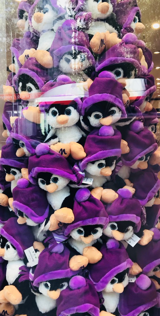 cuddlelynch's tweet photo. Christmas in the style of @Luke5SOS 🐧🎁 https://t.co/ECiaMSNYOf