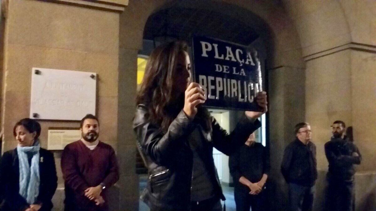 vilassardedalt's tweet photo. L’alcalde @XavierGodas anuncia que, aquest diumenge, la plaça de la Vila tornarà a ser la històrica Plaça de la República. https://t.co/Iv8prll7e4